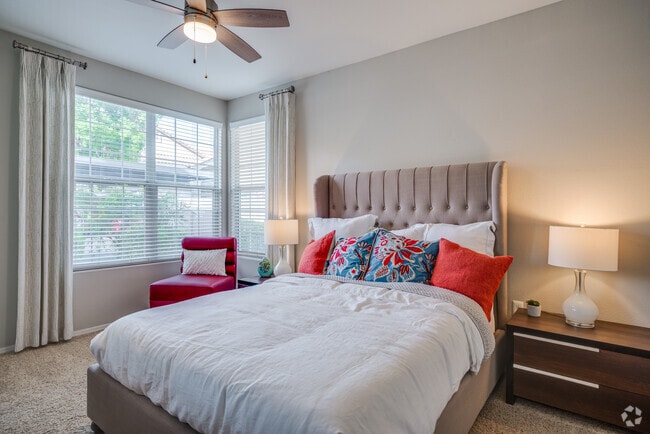 2BR, 2BA - 1,075SF