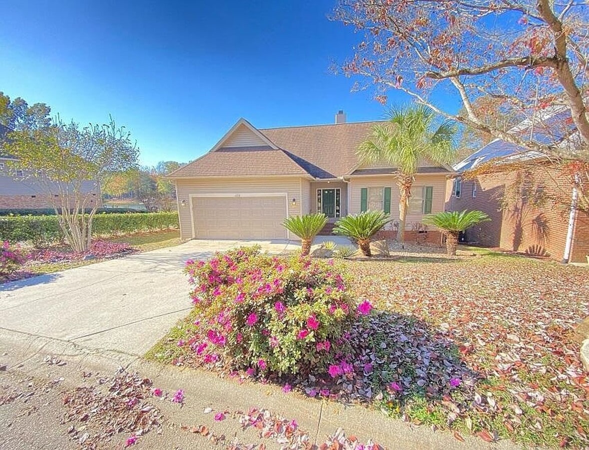 Photo - Lake living at it's finest!
