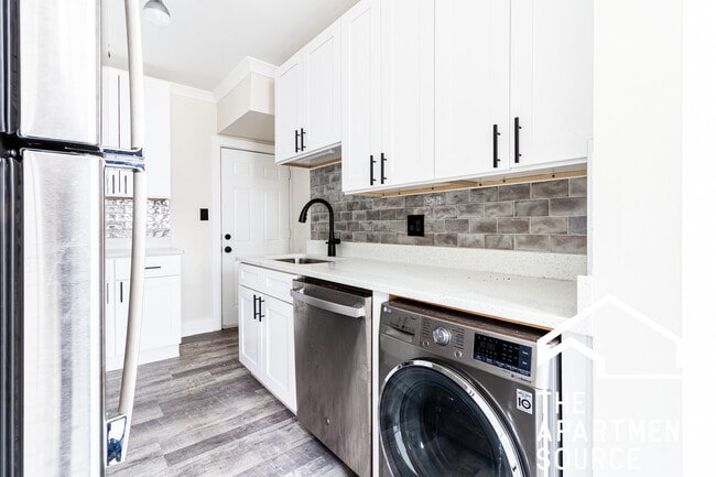 Building Photo - 3837 N Greenview Ave Unit GDN