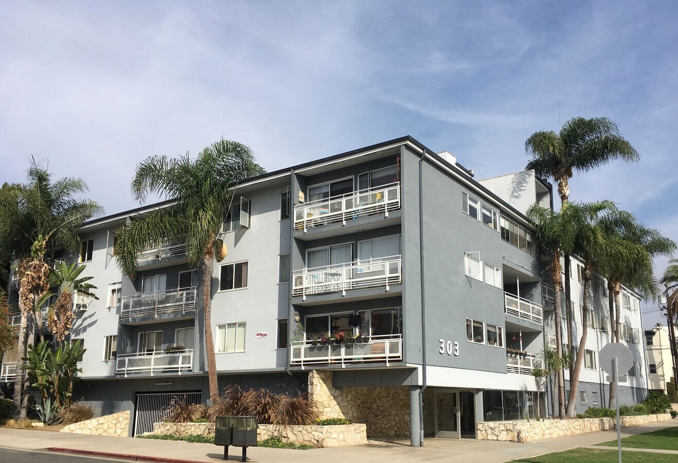 Photo - 303 California Ave, 3 blocks to the beach, North of Wilshire!