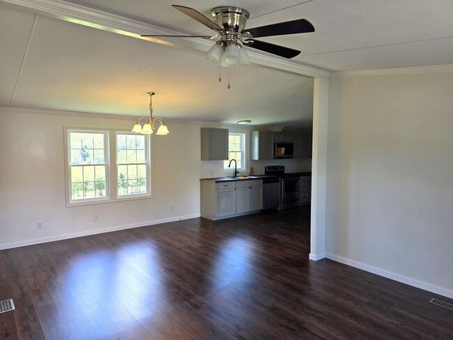 Building Photo - 4 Bed 2 Bath Home Lowgap, NC