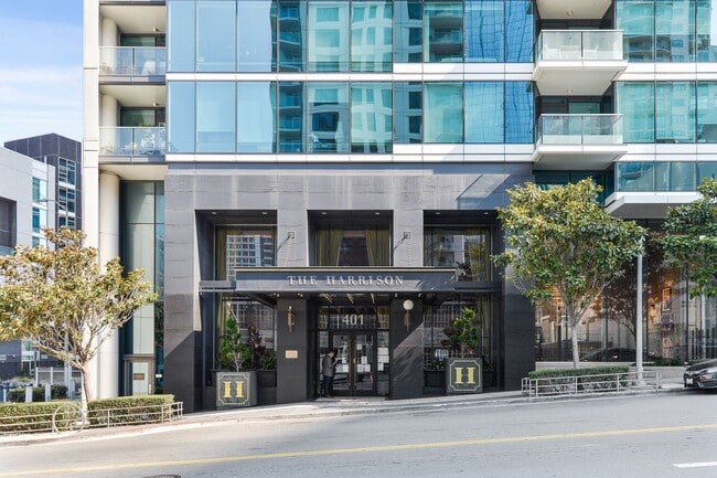 Building Photo - INDULGE IN LUXURIOUS CITY LIVING WITH THIS... Unit 42A