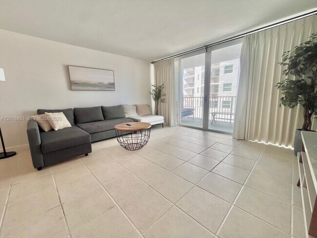 Photo - 5838 Collins Ave Unidad 2D