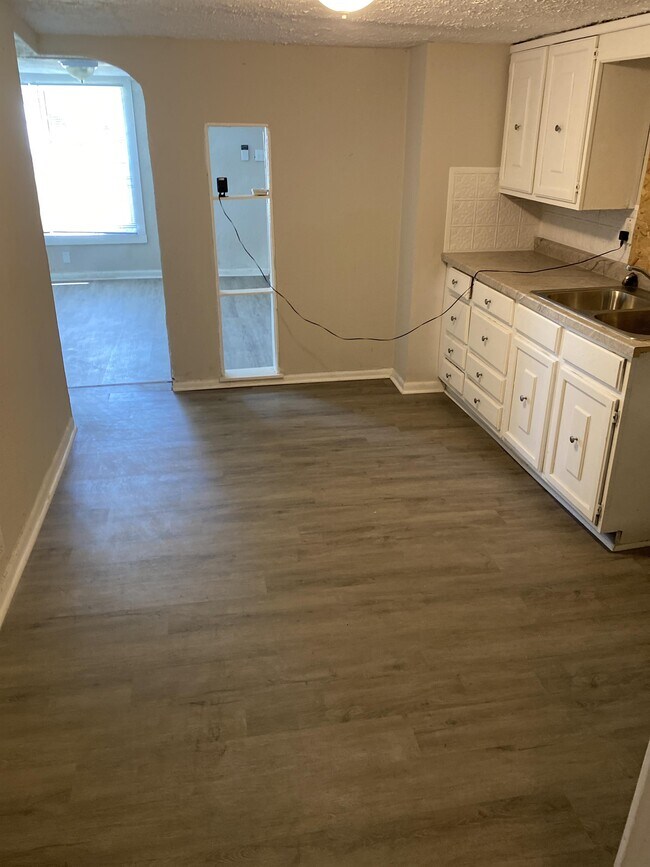 Photo - 2912 Collier St