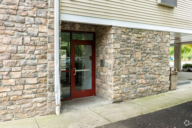 Entrada - Riverside Apartments