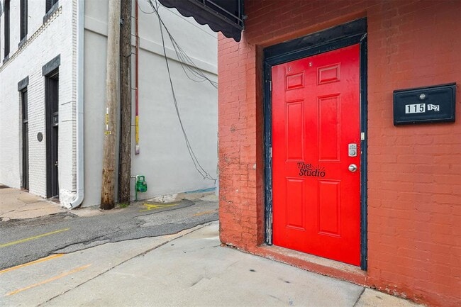 Photo - 115 E Russell St