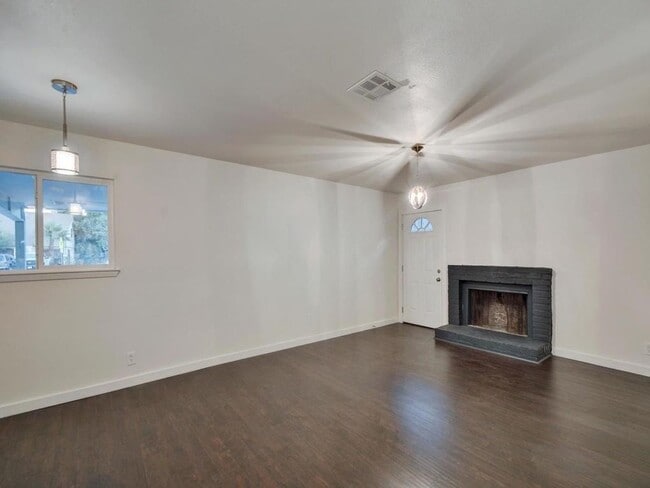 2706 Parker Ln