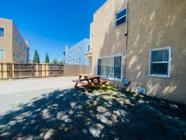 Building Photo - 1140 1/2 West St