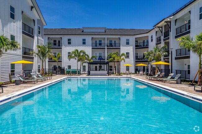 Piscina estilo resort - The Levi