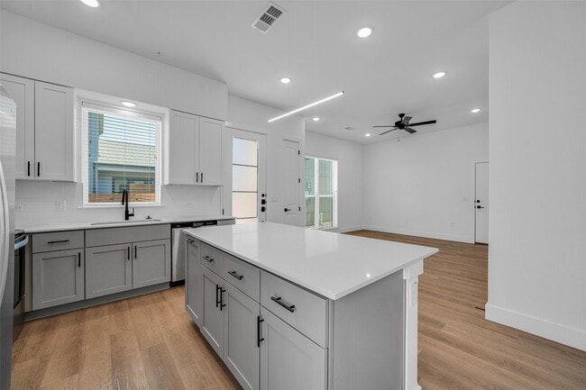 Building Photo - 1601 Mustang Dr