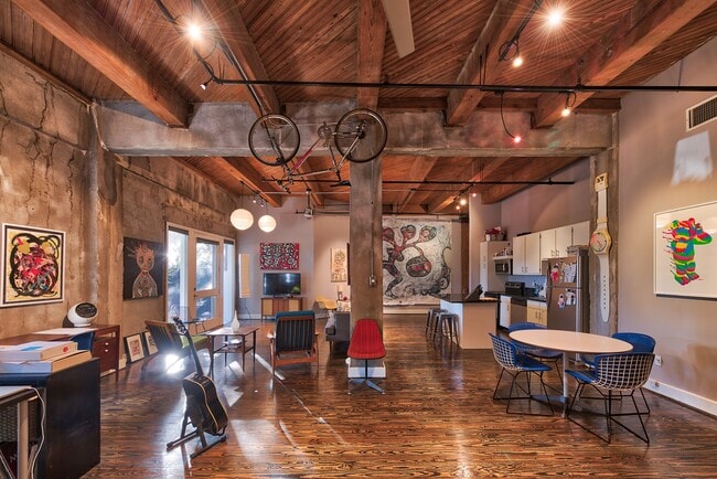 Photo - 711 William St