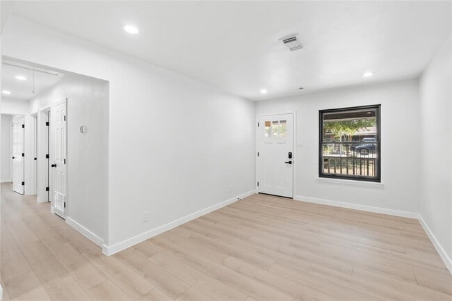 Photo - 106 E Lola Dr