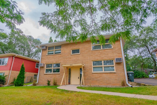 Building Photo - 4909 Ascot Ln Unit #R2