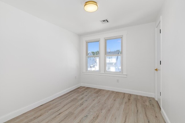 Photo - 11 Delafield Ave Unit Apt2