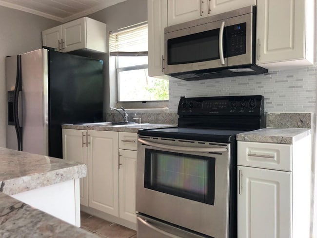 Photo - 1069 W 30th St