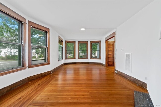 Photo - 212 Maple St