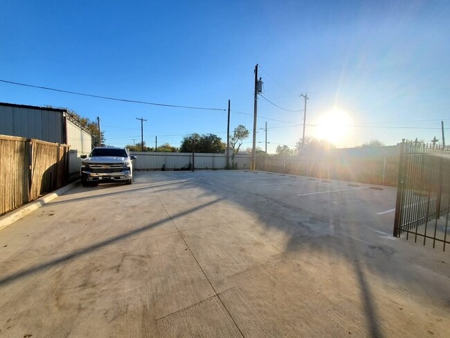 2708 E Vickery Blvd