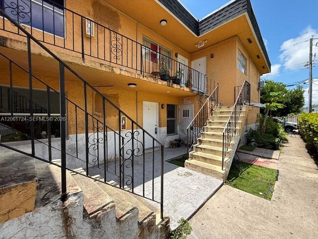 Building Photo - 3045 NW 21st Ct Unit 2