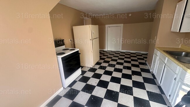 Photo - $695 - 2 bed 1 bath - Multi Family Home Unit C