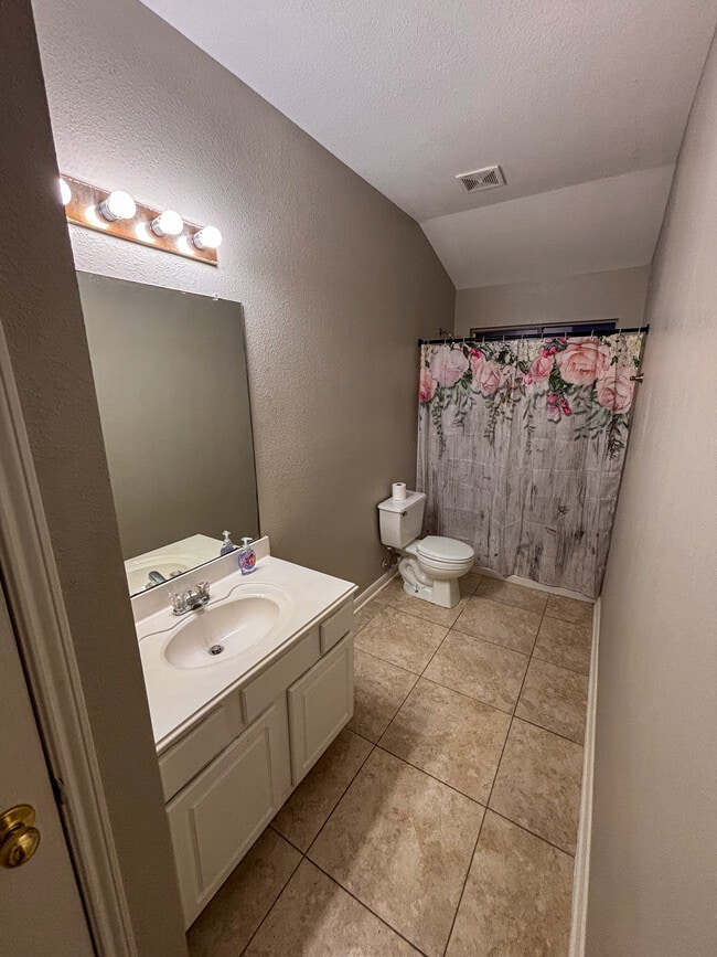 Baño compartido - 521 Small Cedar Dr Unidad Room 2