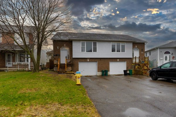 Building Photo - 1344 Brackenwood Crescent Unit 2