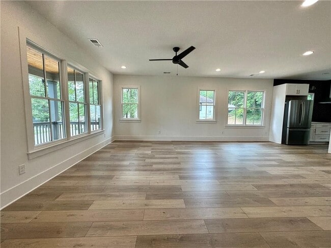 Photo - 192 Claire Dr SE