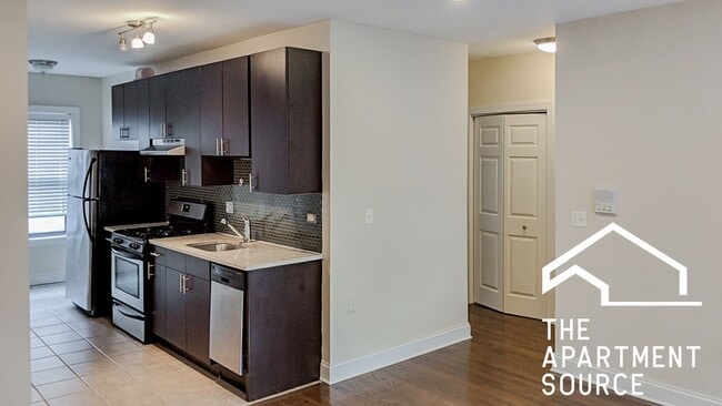 Building Photo - 516 W Cornelia Ave Unit 319