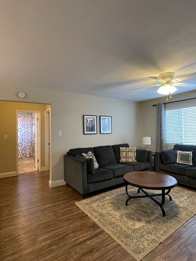 Photo - 590-596 Iris Drive Unidad 596