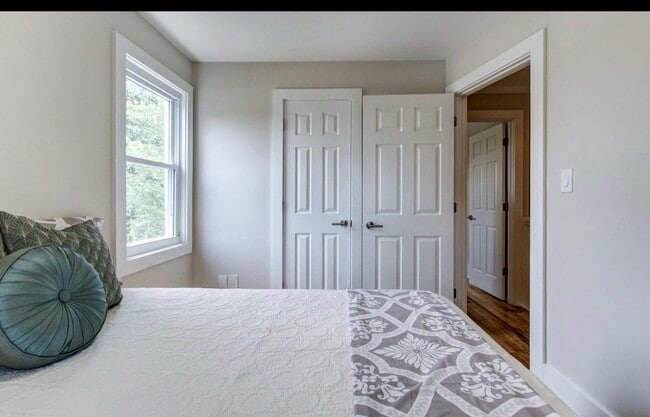 825 50th Pl NE