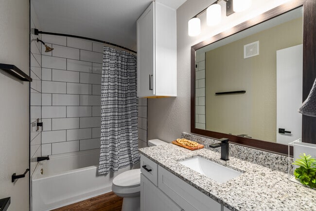 3BR, 2BA - 1350SF - Secondary Bathroom