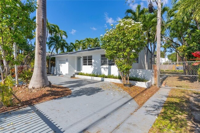 Building Photo - 2221 SW 13th St