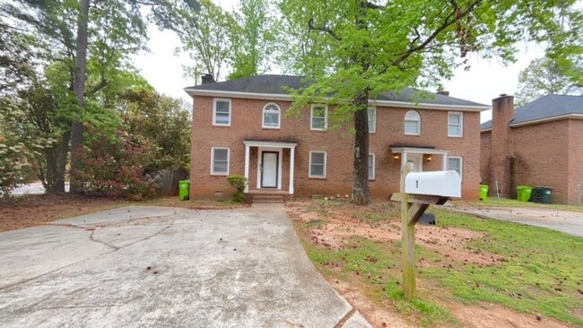 Building Photo - Spacious Townhouse Located In The Heart Of Irmo