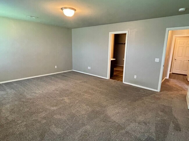 Photo - Great 4 Bedroom In Yukon Schools