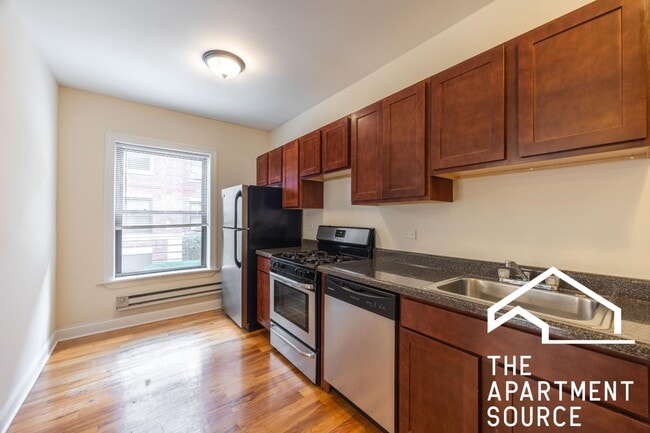 Building Photo - 957 W Cornelia Ave Unit 1