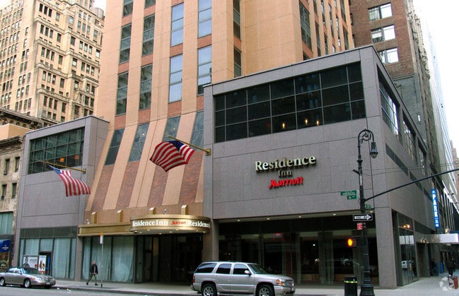 Photo - 100 W 39th St