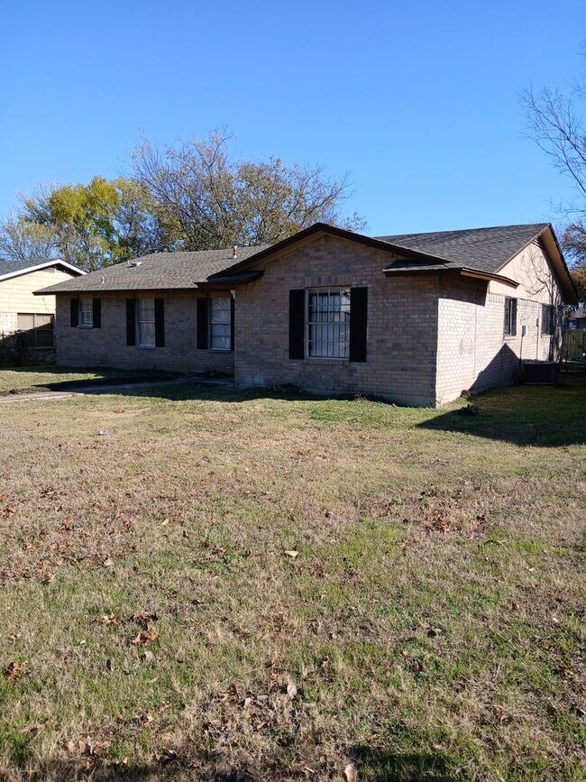 Photo - 3 Bedrooms, 2 Bathrooms, 2 Car Garage Near I-20 and South Polk