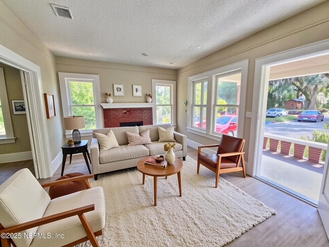 Photo - 213 W 24th St