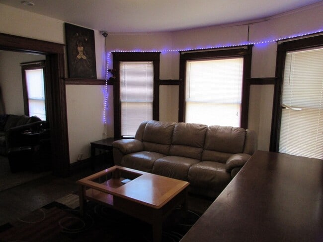Photo - Spacious Madison 5-Bedroom with Yard, Park... Unit 537