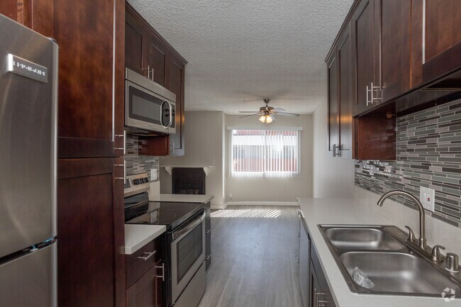 1BR, 1BA - 860 SF