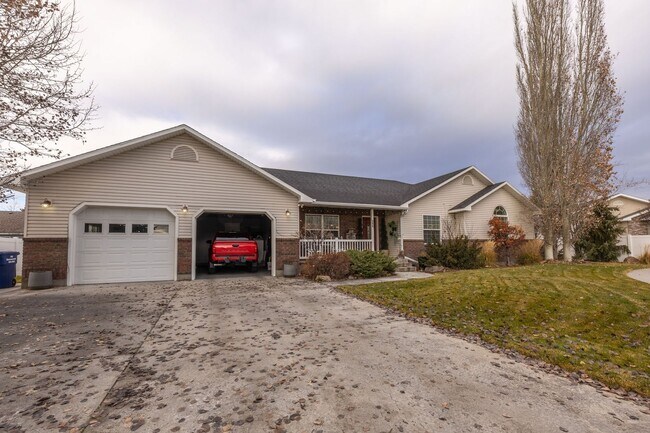 Photo - 3 Bedroom 2 bath home in Sugar City Idaho 2 stall garage in awesome neighborhood