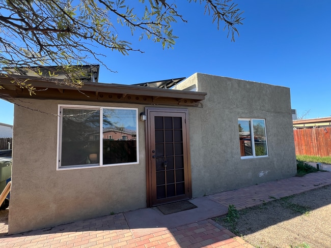 Building Photo - 1337 W El Rio Dr