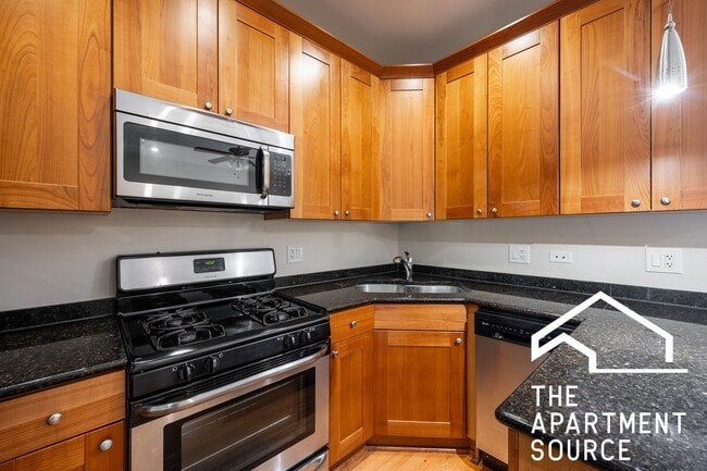 Photo - 2656 N Hamlin Ave Unit 2S