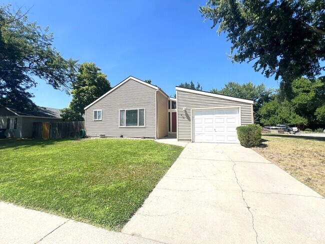 Building Photo - 906 E Bergeson St Rental