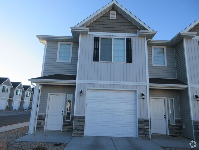 Building Photo - Newer town home living in the heart of Ced...