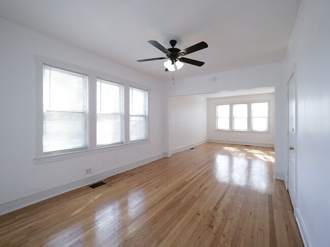 Photo - 5004 W Armitage Ave Unidad 2F