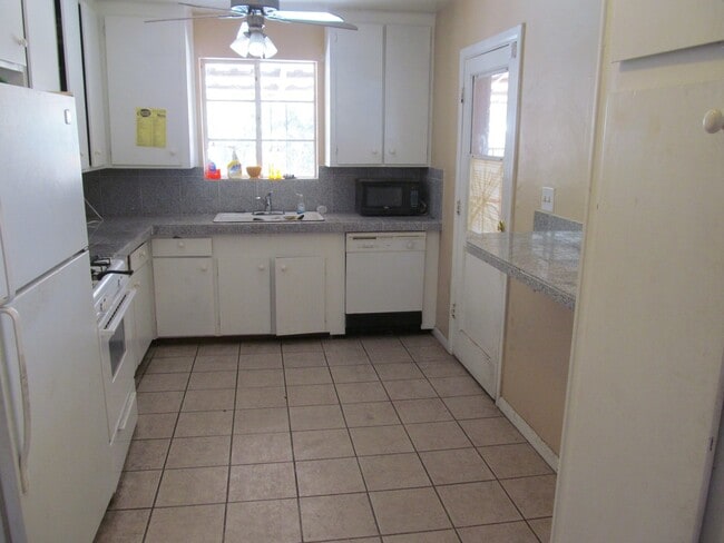 Building Photo - WALK TO - ASU AREA — Remodeled 5 Bedroom 3 bath Home with Pool - Next to Light Rail stop.