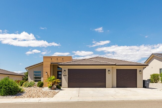 Building Photo - 3 bed plus office / 2.5 bath / 3 car Single Story with Community Pool!