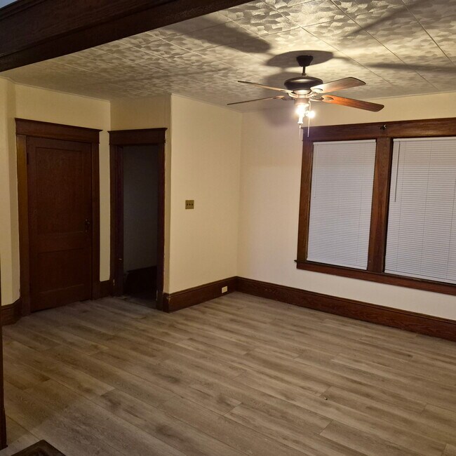 Living room size 13x16 - 189 Oak St Unit 189