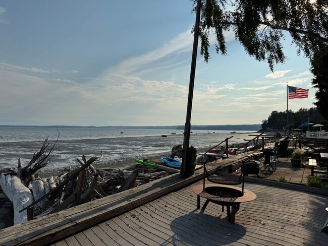 Building Photo - Beach House Short Term Sept-May (includes ...