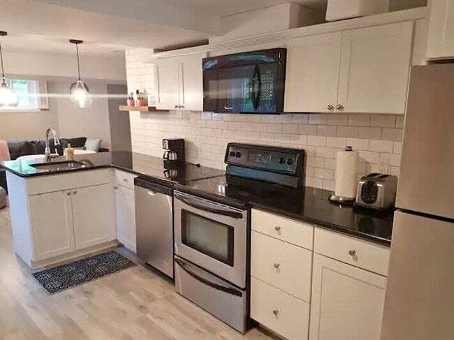 Building Photo - 152 Essex St Unit C (Lower)